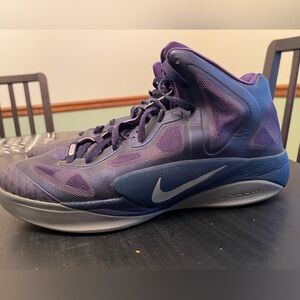 Men’s basketball sneakers